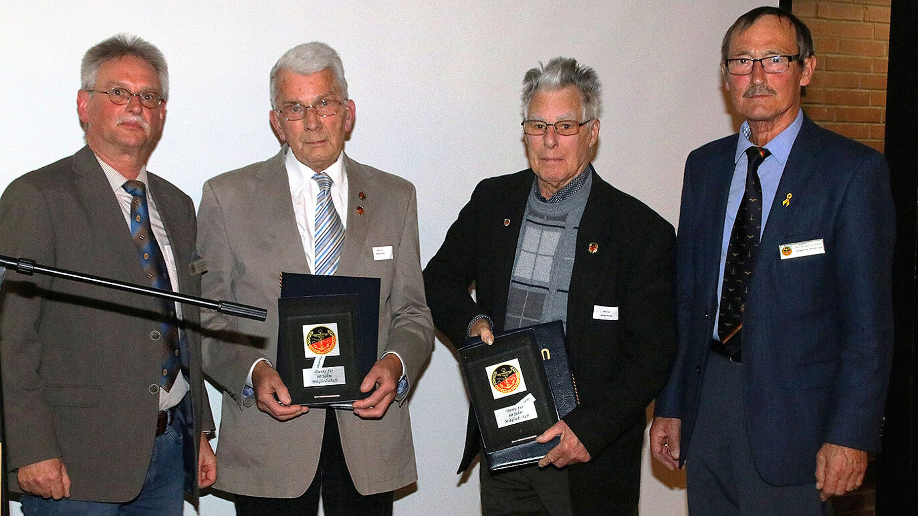 Ehrung für 60 Jahre Mitgliedschaft: StFw a.D. Günther Esser (l.) und HFw a. D Joseph Förster (Foto: Hergen A. Hennings)