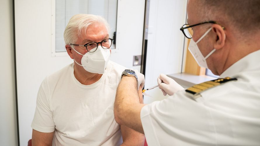 Bundespräsident Frank-Walter Steinmeier wird im Bundeswehrkrankenhaus mit dem Impfstoff von AstraZeneca gegen das Coronavirus geimpft. Foto: Twitter/Sanitätsdienst der Bundeswehr