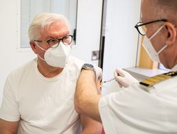 Bundespräsident Frank-Walter Steinmeier wird im Bundeswehrkrankenhaus mit dem Impfstoff von AstraZeneca gegen das Coronavirus geimpft. Foto: Twitter/Sanitätsdienst der Bundeswehr