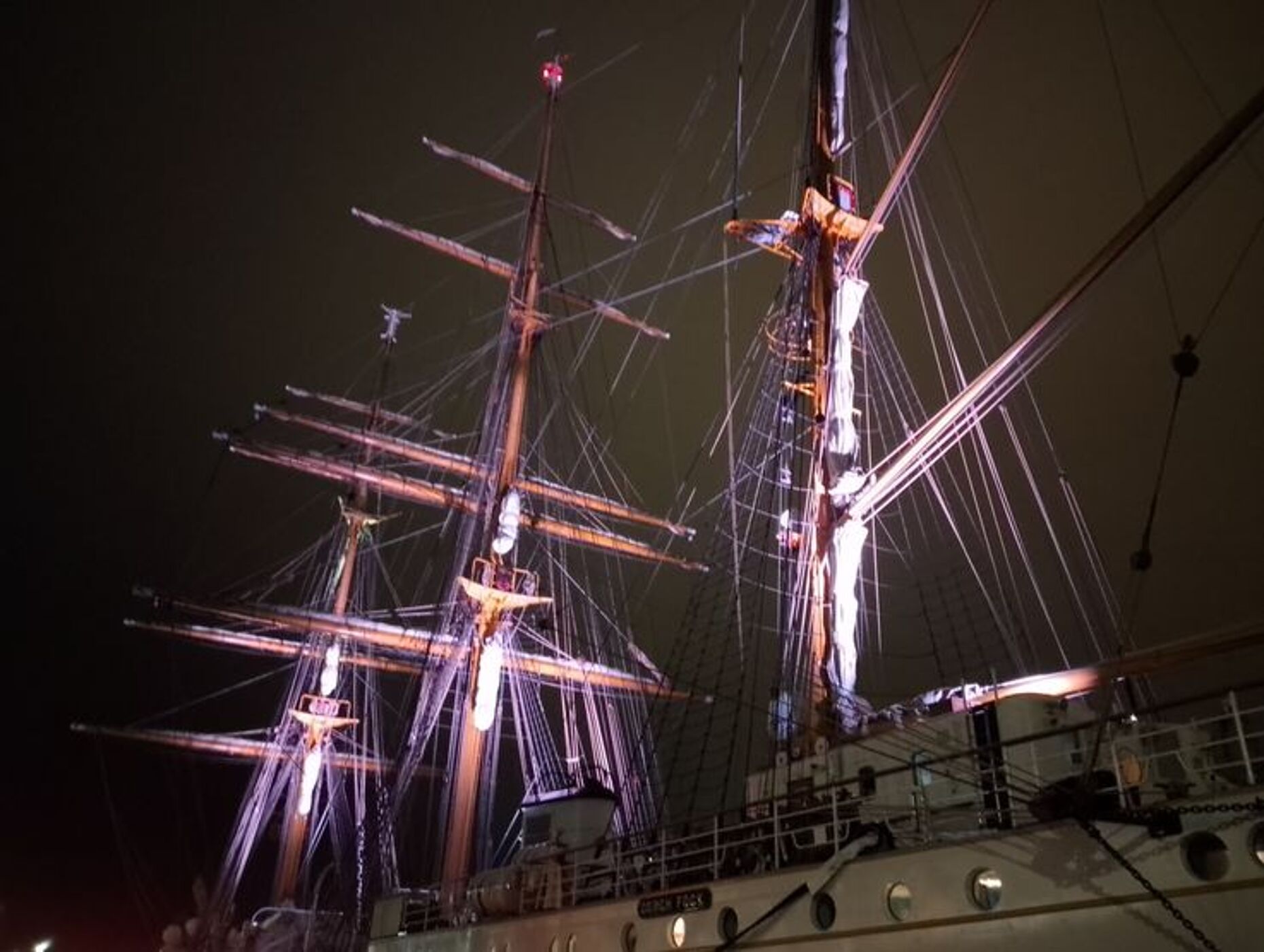 Im nächtlichen Hafen von Ponta Delgada. Foto: Fritsch