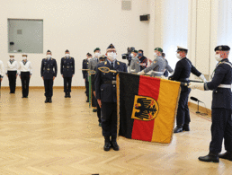 Feierliches Gelöbnis am 20. Juli im Stauffenberg-Saal im BMVg: „Begriffe wie Soldatentum, Kameradschaft, Ehre, Treue, Pflicht und Vaterland sind positiv. Diese Begriffe gehören uns“, betonte Verteidigungsministerin Annegret Kramp-Karrenbauer. Foto: Bundeswehr/Sebastian Wilke