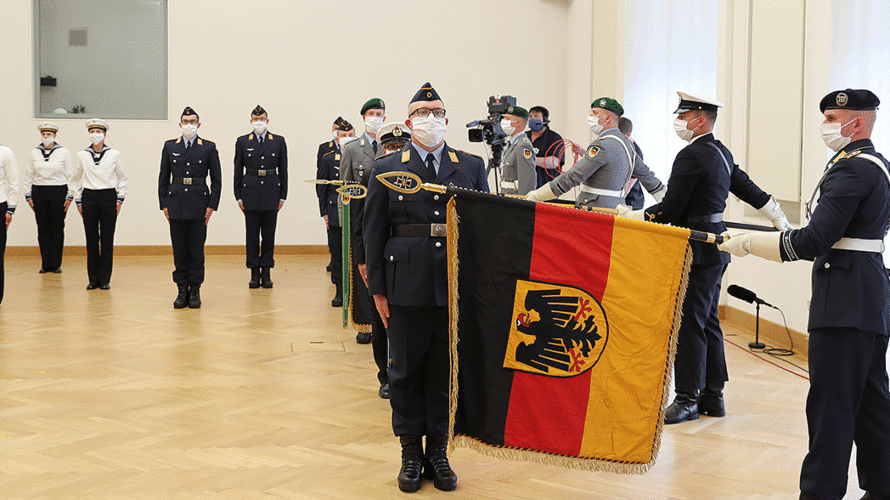 Feierliches Gelöbnis am 20. Juli im Stauffenberg-Saal im BMVg: „Begriffe wie Soldatentum, Kameradschaft, Ehre, Treue, Pflicht und Vaterland sind positiv. Diese Begriffe gehören uns“, betonte Verteidigungsministerin Annegret Kramp-Karrenbauer. Foto: Bundeswehr/Sebastian Wilke