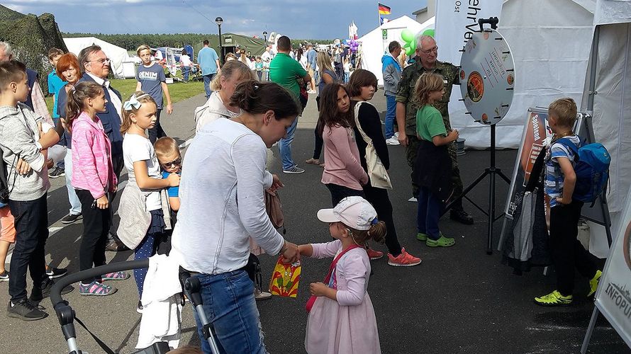 Für die Gäste, ob groß oder klein, war das Glücksrad ein Anziehungspunkt. (Foto: StFw Häußermann/DBwV)