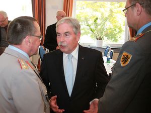 Der ehemalige Bundesvorsitzende Oberst a.D. Ulrich Kirsch im Gespräch mit Generalleutnant Richard Roßmanith und Brigadegeneral Michael Podzus, stv. Kommandeur und Kommandeur Divisionstruppen 10. Panzerdivision. Foto: DBwV