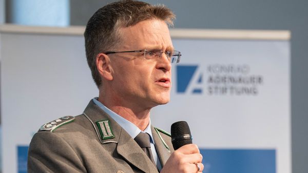 Der Bundesvorsitzende Oberst André Wüstner führte bei den Königsbronner Gesprächen 2025 in das zweite Panel ein. Foto: Whitney Bründler