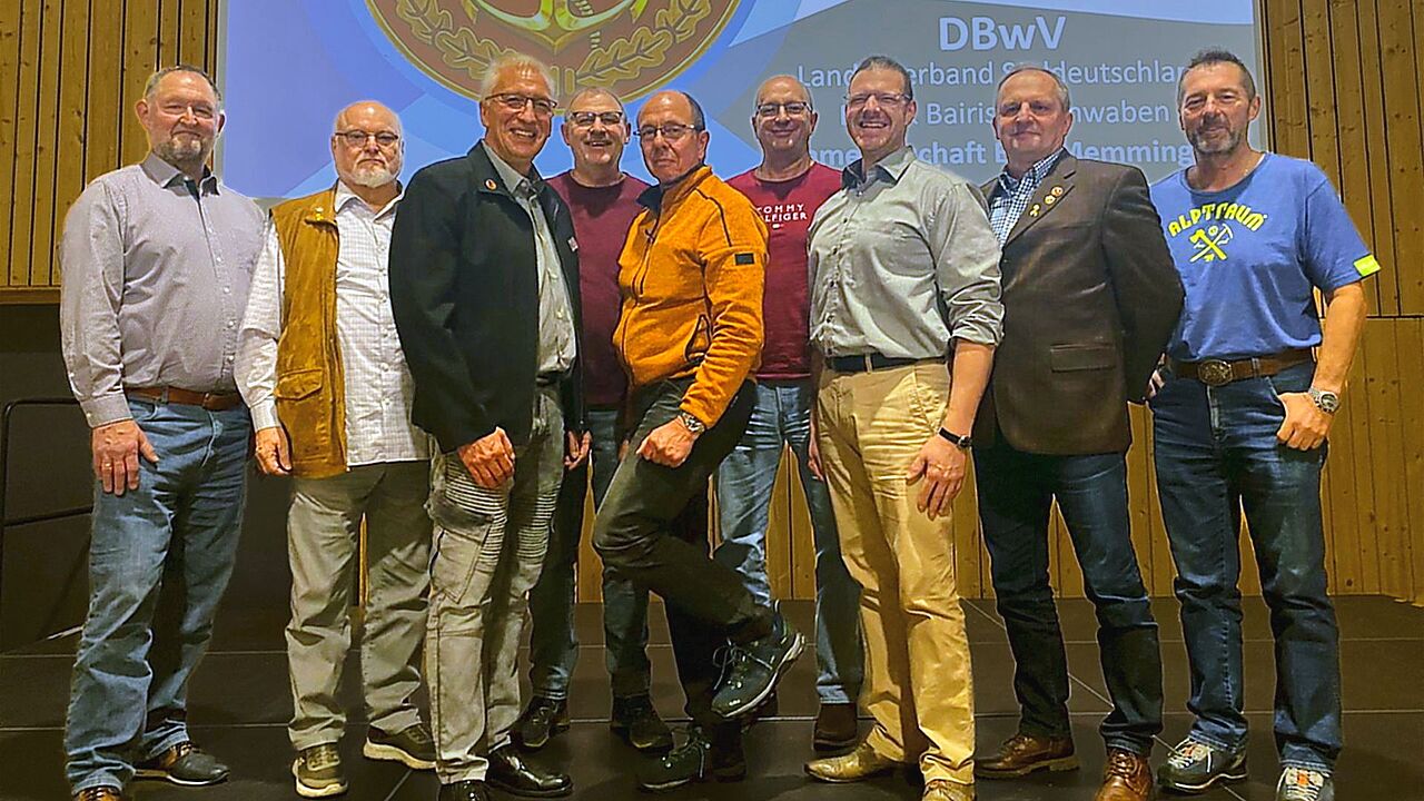 Die Mitglieder der Kameradschaft ERH Memmingen setzten mit der einstimmigen Wiederwahl großes Vertrauen in ihren Vorstand unter Vorsitz von Hauptmann a.D. Detlef Döring (3.von links). Foto: KERH Memmingen