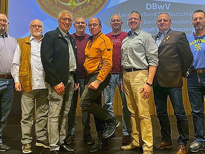 Die Mitglieder der Kameradschaft ERH Memmingen setzten mit der einstimmigen Wiederwahl großes Vertrauen in ihren Vorstand unter Vorsitz von Hauptmann a.D. Detlef Döring (3.von links). Foto: KERH Memmingen