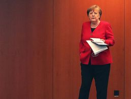 Auf dem Weg zur Pressekonferenz: Bundeskanzlerin Angela Merkel nach der Schalte mit den Ministerpräsidenten zur Lockerung der Corona-Maßnahmen. Foto: Michael Sohn/AP/POOL/dpa
