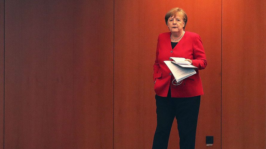 Auf dem Weg zur Pressekonferenz: Bundeskanzlerin Angela Merkel nach der Schalte mit den Ministerpräsidenten zur Lockerung der Corona-Maßnahmen. Foto: Michael Sohn/AP/POOL/dpa