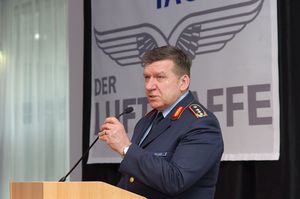 Inspekteur Generalleutnant Karl Müllner bei seinem Vortrag Foto: DBwV/Henning