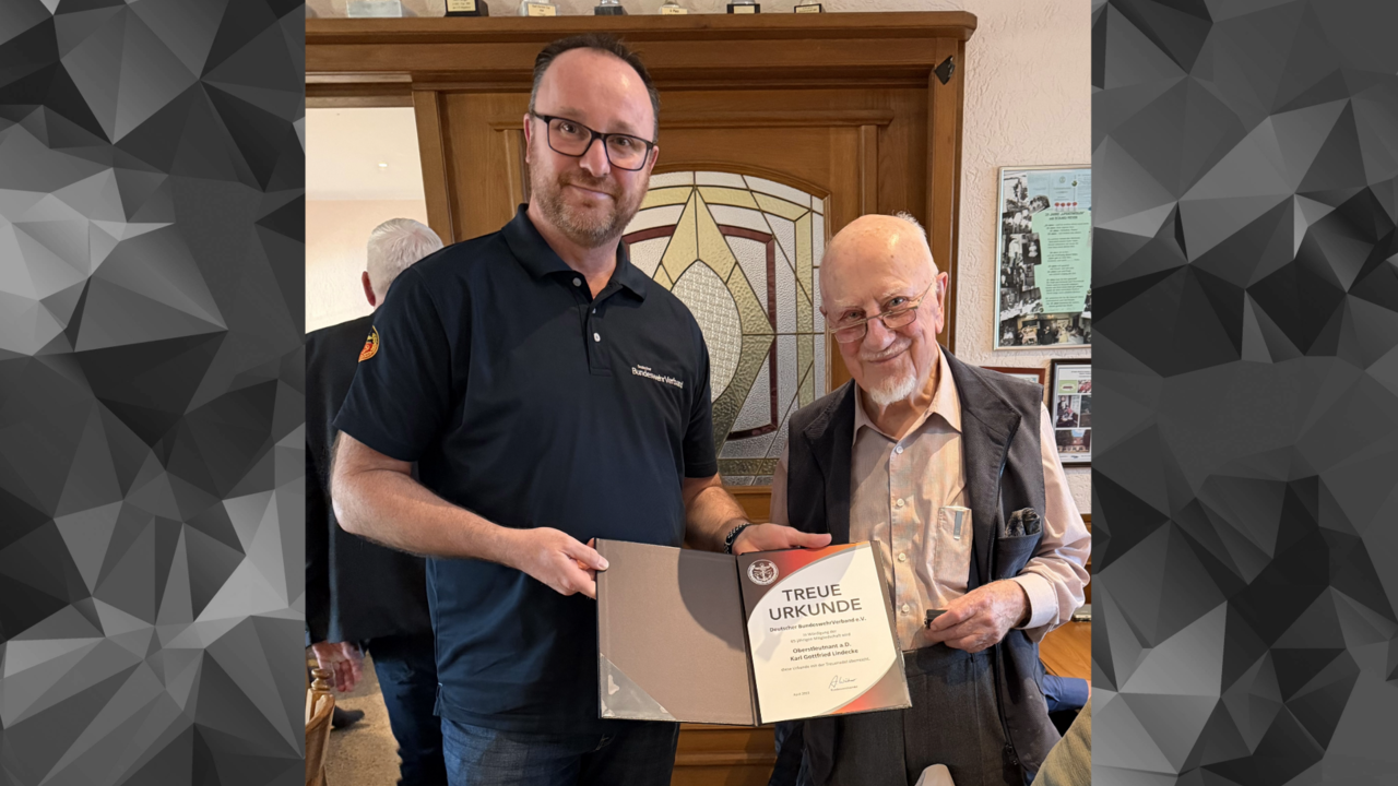 Bereits seit 65 Jahren ist Oberstleutnant a.D. Karl Gottfried Lindecke (r.) Mitglied im DBwV und konnte jetzt die entsprechende Treueurkunde aus den Händen des Bezirksvorsitzenden Sachsen-Anhalt, Stabsfeldwebel Tino Nicolai, in Empfang nehmen. Foto: Tino Nicolai