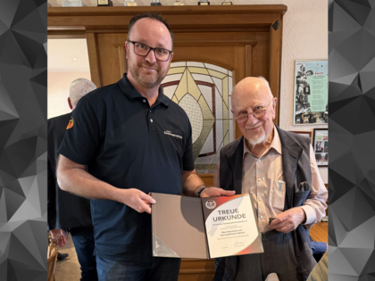 Bereits seit 65 Jahren ist Oberstleutnant a.D. Karl Gottfried Lindecke (r.) Mitglied im DBwV und konnte jetzt die entsprechende Treueurkunde aus den Händen des Bezirksvorsitzenden Sachsen-Anhalt, Stabsfeldwebel Tino Nicolai, in Empfang nehmen. Foto: Tino Nicolai