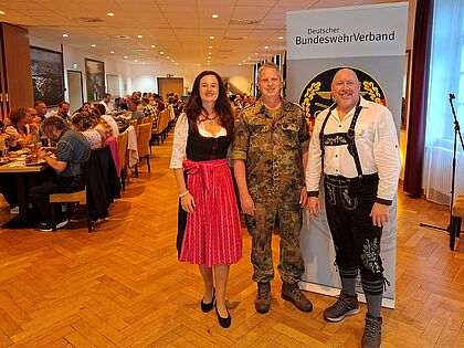 RAR Sabine Georg StV. Vorsitzende (von links), OStFw Sascha Altenhofen, OTL Frank Nowak Vorsitzender. Foto:  TruKa BAAINBw