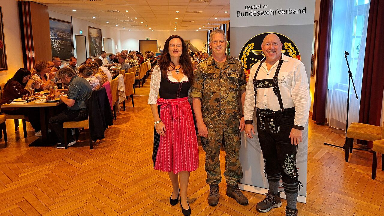 RAR Sabine Georg StV. Vorsitzende (von links), OStFw Sascha Altenhofen, OTL Frank Nowak Vorsitzender. Foto:  TruKa BAAINBw