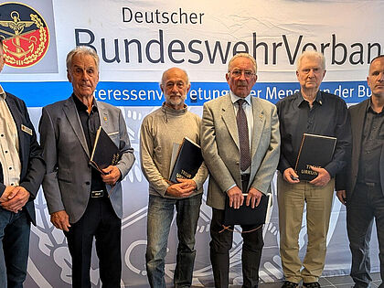 Auch langjährige DBwV-Mitglieder wurden für 50, 60 und sogar 65 Jahre Verbandszugehörigkeit geehrt (v.l.n.r.): ERH-Landesvorsitzender WEST Hauptmann a.D. Guido Hedemann, Stabsfeldwebel a.D. Rainer Duus  (Treueurkunde 60 Jahre), Oberfeldwebel d.R  Bernhard Adamski (Treueurkunde 50 Jahre) Stabsfeldwebel a.D.  Heinz Dieter Altmeyer (Treueurkunde 50 Jahre), Obergefreiter d.R. Manfred Staudt (Treueurkunde 65 Jahre), Vorsitzender KERH Südliches Saarland, Major d.R. Hendrik Krause. Foto: KERH Südliches Saarland