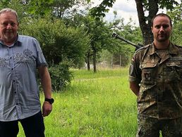 Hier noch mit Corona-bedingten Abstand, im Vorstand aber eng zusammenarbeitend: Stellvertretender Vorsitzende Rainer Stulier (l.) und Vorsitzender Hauptfeldwebel Manuel Kippes. Foto: DBwV