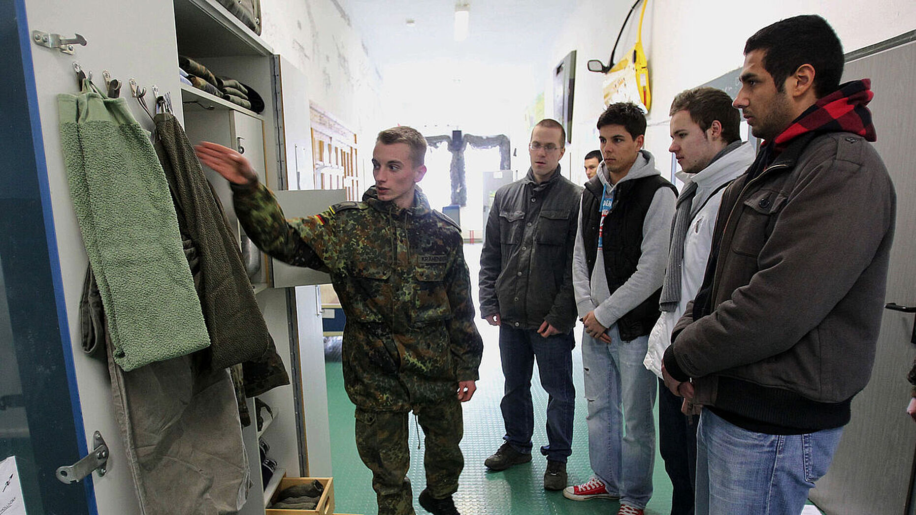 Ein Feldwebel erklärt den letzten Wehrpflichtigen im Januar 2011 den Aufbau des Spinds. Foto: picture alliance/Bernd Wüstneck