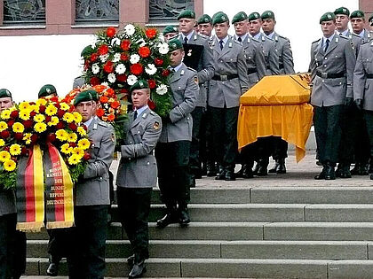 Am 10. Juni 2011 wurde mit einer Trauerfeier in Detmold vom wenige Tage zuvor gefallenen Alexej Kobelew Abschied genommen.