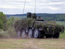 Ein GTK Boxer in Fahrt bei einer Vorführung des Heeres in Hammelburg. Deutlich mehr Tempo wäre indes bei der Zeitenwende erforderlich. Foto: DBwV/Yann Bombeke