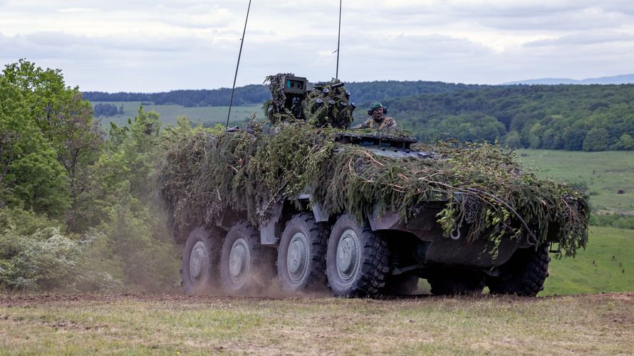 Ein GTK Boxer in Fahrt bei einer Vorführung des Heeres in Hammelburg. Deutlich mehr Tempo wäre indes bei der Zeitenwende erforderlich. Foto: DBwV/Yann Bombeke