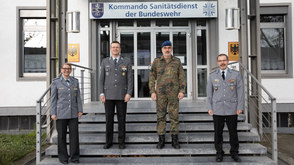 Der Inspekteur des Sanitätsdienstes, Generaloberstabsarzt Dr. Ulrich Baumgärtner, mit dem Bundesvorsitzenden Oberstleutnant André Wüstner, dem Vorsitzenden Sanitätsdienst Oberstabsfeldwebel Stefan Sprengers und seiner Stellvertreterin Hauptmann Petra Böhm. Foto: Bundeswehr/Markus Dittrich