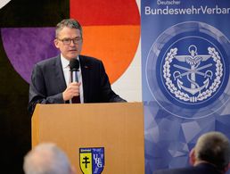 In seinem Vortrag erinnert Roderich Kiesewetter (MdB, CDU/CSU) an politische Entwicklungen, die zur Zeitenwende führten. Fotos: DBwV/Ingo Kaminsky