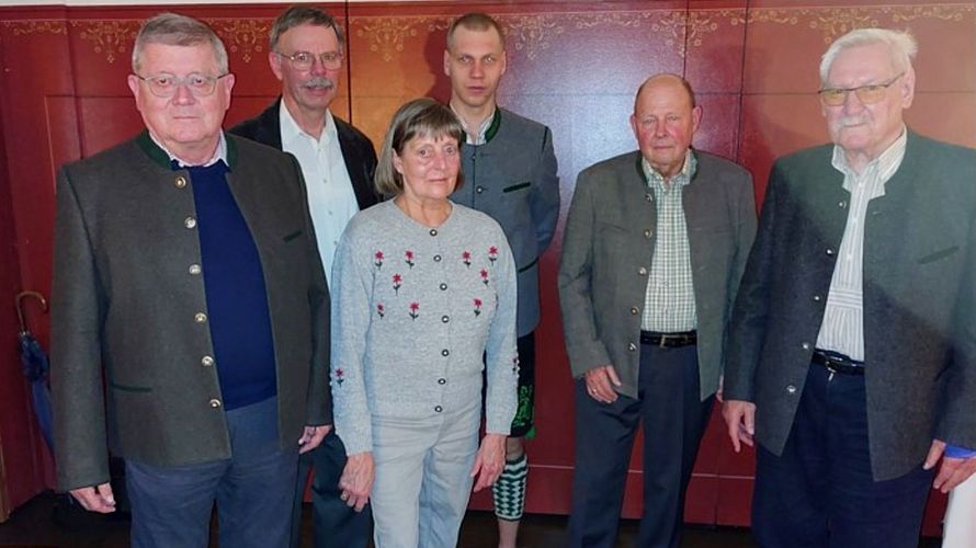 Der neue Vorstand der Kameradschaft ERH Garmisch-Partenkirchen (von links) mit Oberst a. D. Wolfgang Schraut, Vorsitzendem Oberst a.D. Enrico Werner, Christel Kindinger, Oberstabsgefreiter d.R. Rick Strähler, Oberst a.D. Karl Otto Kindinger, Hauptfeldwebel a.D. Anton Piller. Foto: Kindinger