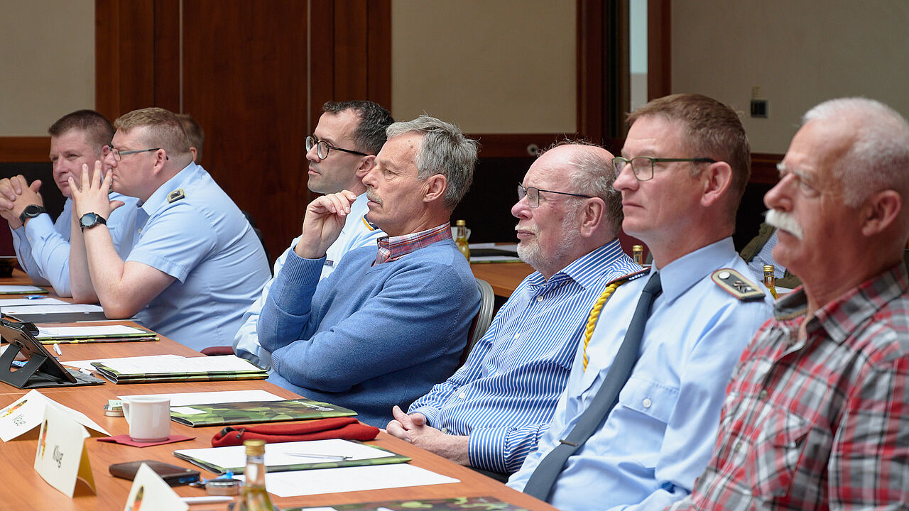 Bei der Bezirkstagung Franken in Veitshöchheim waren StoKa, TruKa und Kameradschaften ERH mit ihren Vorsitzenden nahezu komplett vertreten. Foto: DBwV/Ingo Kaminsky