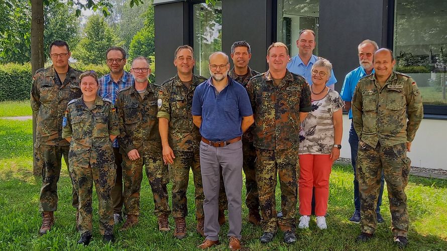 Der neue Vorstand der StoKa Ingolstadt mit seinem wieder gewähltem Vorsitzenden Oberstabsfeldwebel a.D. Christian Lender (Mitte). Foto: Christian Lender