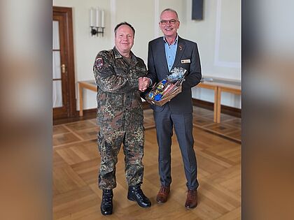 StoKa-Vorsitzender Oberstabsfeldwebel a.D. Weyer dankte bei der Wahlversammlung der TruKa SABCAbw/GSchAufg dem scheidenden Vorsitzenden Stabsfeldwebel Ralf Onody für 12 Jahre erfolgreiche Kameradschaftsarbeit. Foto: Stefan Weyer