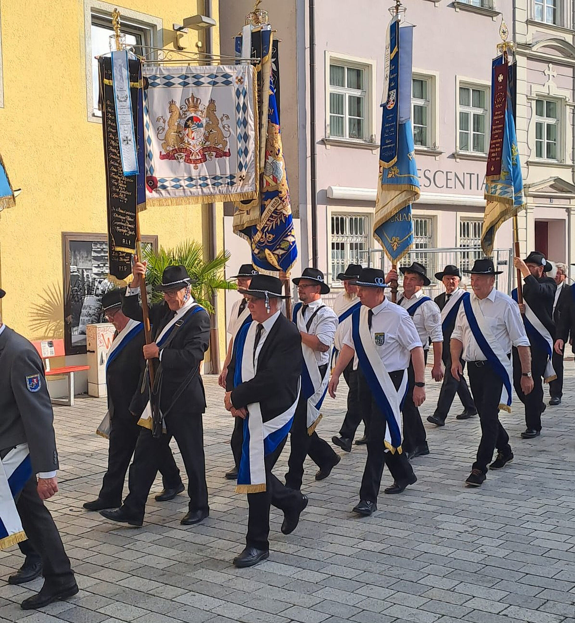 Veteranen- und Soldatenvereine aus Kaufbeuren und der Region zeigen mit ihren Fahnenabordnungen ihre starke Verankerung in der Gesellschaft. Foto: Evi Steininger