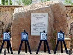 Die Bilder der Gefallenen Josef Kronawitter (v.l.n.r.), Marius Dubnicki, Thomas Broer und Joern Radloff stehen am 18. April 2010 am Ehrenhain im Feldlager Masar-i-Scharif. Sie waren drei Tage zuvor in der nordafghanischen Provinz Baghlan bei einem Anschlag und beim Beschuss eines Sanitätsfahrzeugs getötet worden. Foto: picture alliance/APN/Maurizio Gambarini