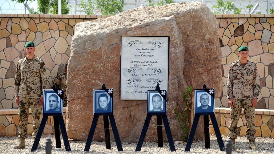 Die Bilder der Gefallenen Josef Kronawitter (v.l.n.r.), Marius Dubnicki, Thomas Broer und Joern Radloff stehen am 18. April 2010 am Ehrenhain im Feldlager Masar-i-Scharif. Sie waren drei Tage zuvor in der nordafghanischen Provinz Baghlan bei einem Anschlag und beim Beschuss eines Sanitätsfahrzeugs getötet worden. Foto: picture alliance/APN/Maurizio Gambarini