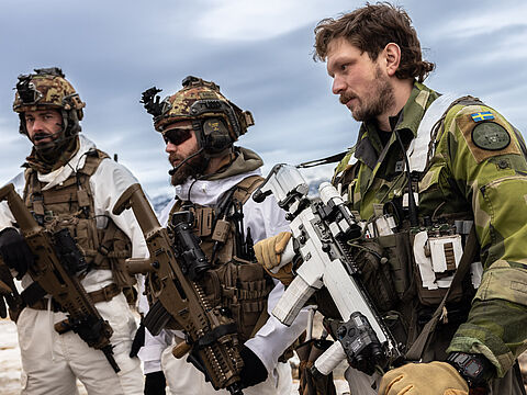 Bei der Übung Nordic Response 2024 trainieren unter anderem schwedische und finnische Soldatinnen und Soldaten bei eisigen Temperaturen im Norden Skandinaviens. Die Übung ist Teil der NATO-Großübung „Steadfast Defender". Foto: NATO