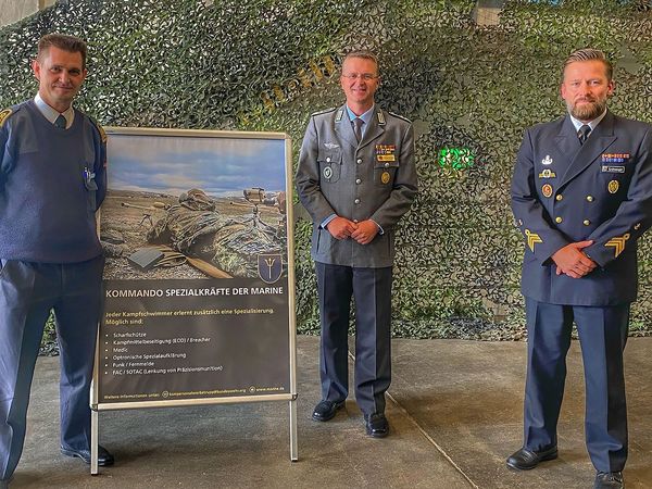 In Eckernförde traf Oberstleutnant André Wüstner (M.) auf hochmotivierte und engagierte Mitglieder des Verbandes. Foto: DBwV