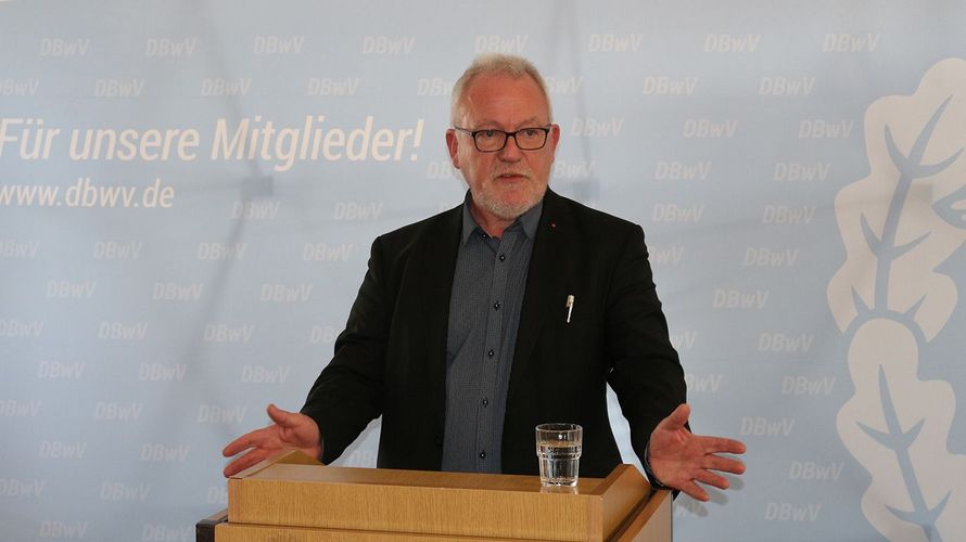 Der Vorsitzende des Verteidigungsausschusses, Wolfgang Hellmich, nahm sich Zeit für die Sorgen und Nöte der Kompaniefeldwebel Foto: DBwV/LV West