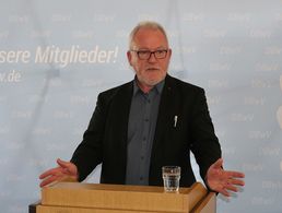 Der Vorsitzende des Verteidigungsausschusses, Wolfgang Hellmich, nahm sich Zeit für die Sorgen und Nöte der Kompaniefeldwebel Foto: DBwV/LV West