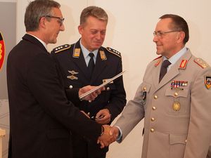 Stärk und Steinmetz bedanken sich bei Generalleutnant Richard Roßmanith für sein Engagement für den DBwV mit der Verdienstnadel in Silber Foto: DBwV