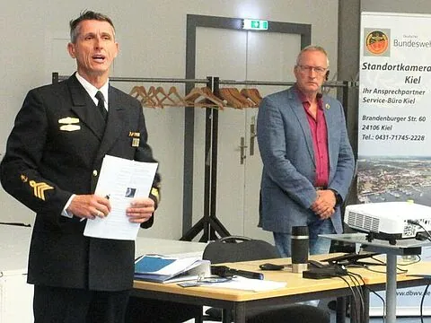 Rene Sirock mit dem Referenten Uwe Schenkel. Foto: DBwV