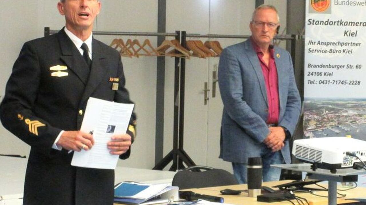 Rene Sirock mit dem Referenten Uwe Schenkel. Foto: DBwV