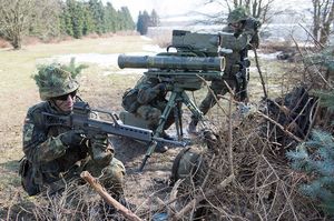 Soldaten des Panzergrenadierbataillons 371 zeigen in Marienberg (Sachsen) einen Einsatztrupp mit einer Milan-Panzerabwehrrakete. Diese Einheit soll einen Großteil der Nato-Speerspitze oder Very High Readiness Joint Task Force (VJTF) der Nato stellen. Foto