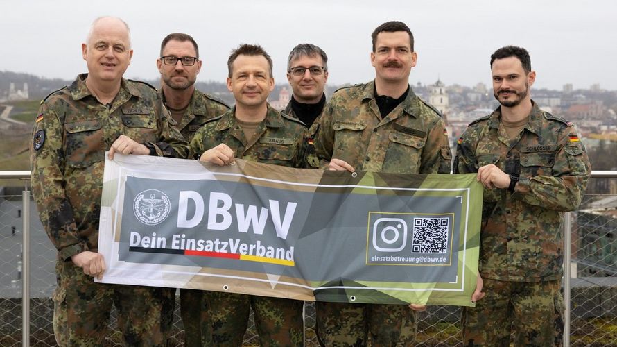 Teile des frisch gewählten Vorstands der TruKa Panzerbrigade 45 über den Dächern der litauischen Hauptstadt. Foto: Möller