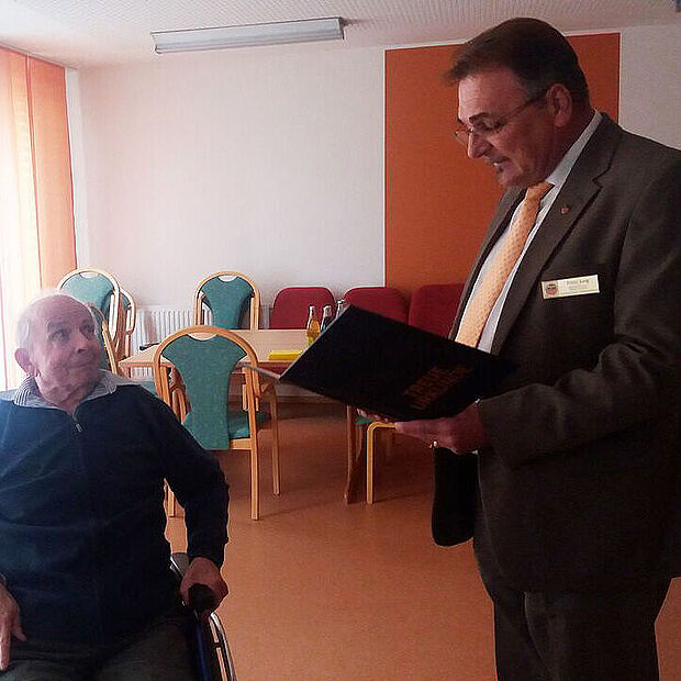 Klein (links) in seinem Domizil im Sonthofer Spital war sichtlich gerührt über die Ehrung