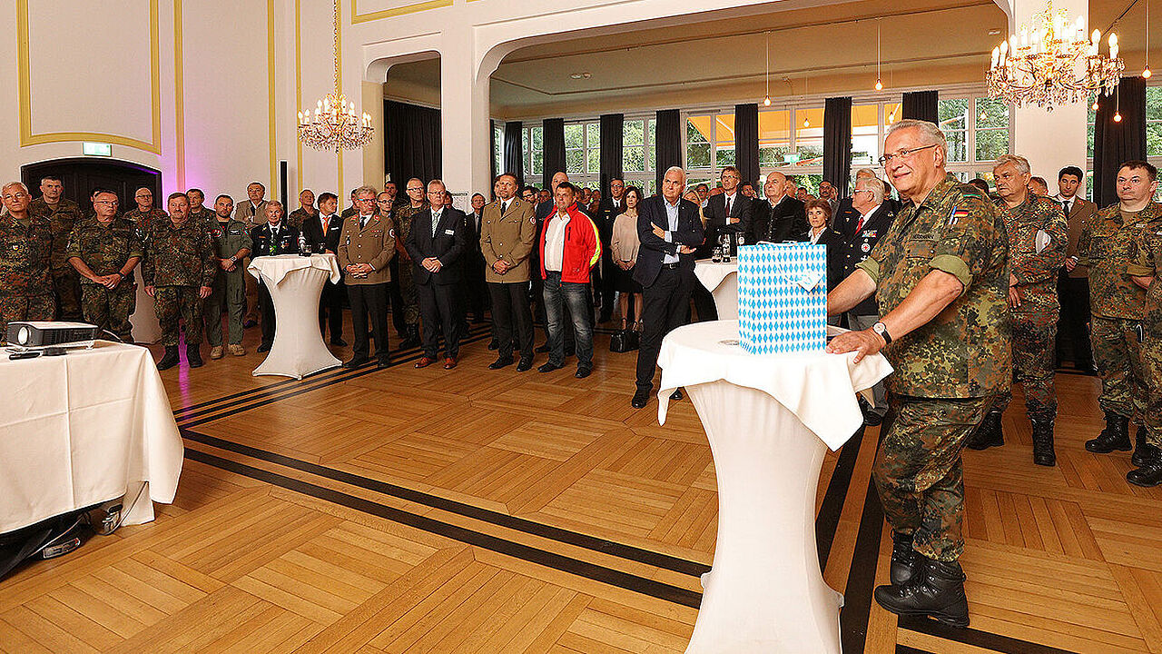Der bayerische Innenminister Joachim Herrmann als Oberstleutnant bei seiner Ansprache. Foto: Landeskommando Bayern
