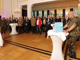 Der bayerische Innenminister Joachim Herrmann als Oberstleutnant bei seiner Ansprache. Foto: Landeskommando Bayern