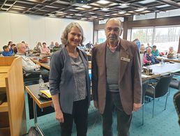 Bei den Ehemaligen der KERH Westerwald stellte sich Andrea Dachs offen den kritischen Fragen zur Beihilfebearbeitung, dafür gab es Dank vom Vorsitzenden Friedhelm Chmieleck. Foto: KERH Westerwald       