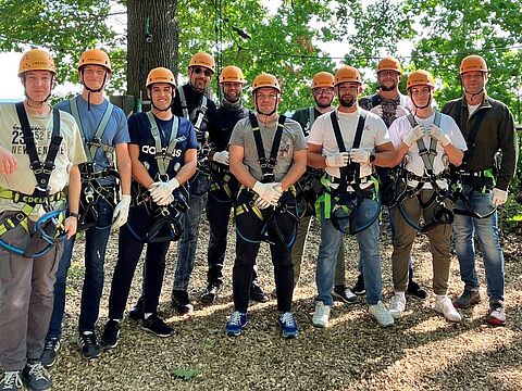 Gerüstet und voller Spannung vor der Überwindung des Parcours im Waldkletterpark Weinsberg: Soldaten der 7./Transporthubschrauberregiment 30 aus Niederstetten. Foto: Lars König
