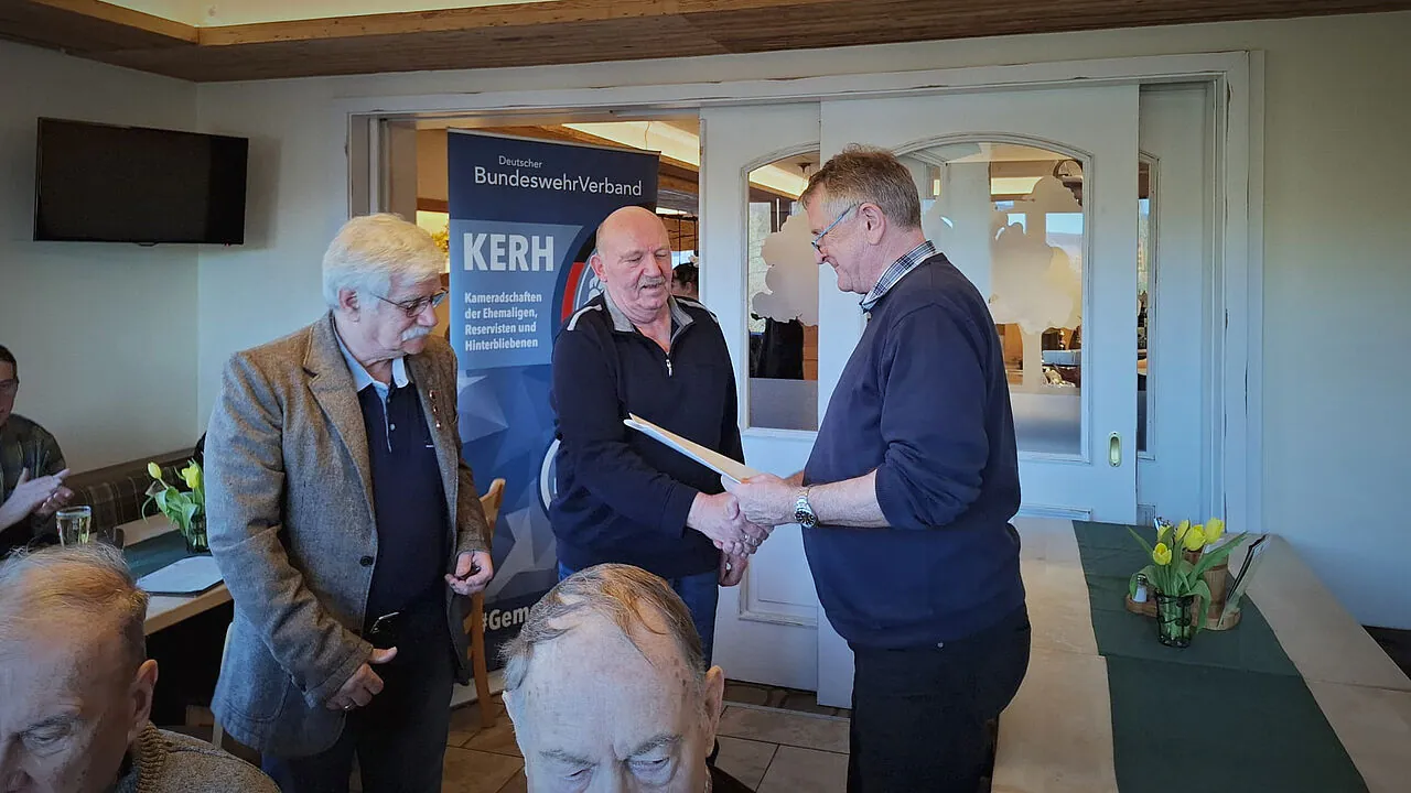Nach der Wiederwahl des Vorstandes der KERH Aschaffenburg/Miltenberg ehrten Vorsitzender Stabsfeldwebel a.D. Jürgen Hänsel (von links) Schriftführer Stabsfeldwebel a.D. Alfons Herrmann für treue Mitgliedschaft im DBwV gemeinsam mit Oberstabsfeldwebel a.D. Bernhard Hauber. Foto: Jürgen Hänsel