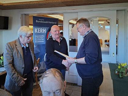 Nach der Wiederwahl des Vorstandes der KERH Aschaffenburg/Miltenberg ehrten Vorsitzender Stabsfeldwebel a.D. Jürgen Hänsel (von links) Schriftführer Stabsfeldwebel a.D. Alfons Herrmann für treue Mitgliedschaft im DBwV gemeinsam mit Oberstabsfeldwebel a.D. Bernhard Hauber. Foto: Jürgen Hänsel