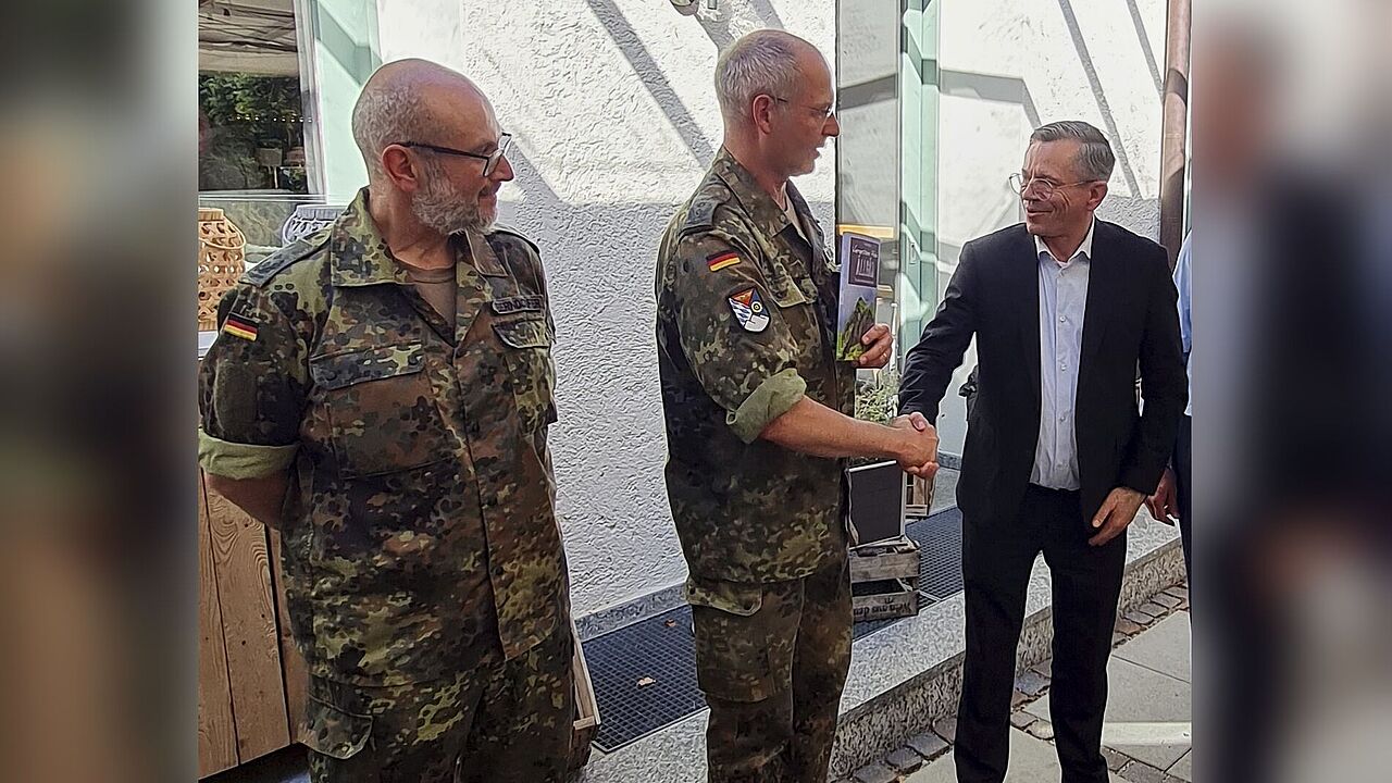 Als Dank für seine langjährige Unterstützung des DBwV am Standort Kaufbeuren erhielt Oberst Thorsten Milewski (M.) aus den Händen von DBwV-Vize Stabsfeldwebel a.D. Thomas Schwappacher (r.) einen Buchpreis mit Widmung des Bundesvorsitzenden. Links im Bild: Stellvertretender Kommandeur Oberstleutnant Marcus Berndorfer. Foto: Friedel Wegner